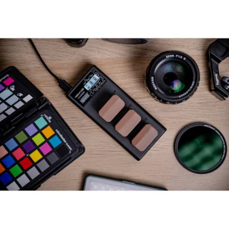 Newell CD-USB-C - ładowarka trzykanałowa CD-USB-C do akumulatorów LP-E17 do Canon, NL4976 - przykład użycia