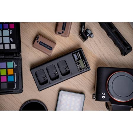 Newell CD-USB-C - ładowarka trzykanałowa CD-USB-C do akumulatorów LP-E17 do Canon, NL4976 - przykład użycia