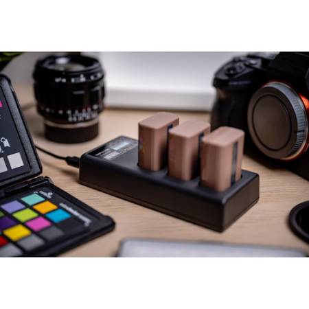 Newell CD-USB-C - ładowarka trzykanałowa CD-USB-C do akumulatorów EN-EL14 do Nikon, NL4978 - przykład użycia