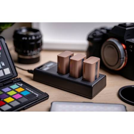 Newell CD-USB-C - ładowarka trzykanałowa CD-USB-C do akumulatorów LP-E6 do Canon - przykład użycia