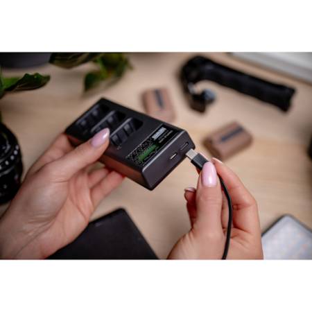 Newell CD-USB-C - ładowarka trzykanałowa CD-USB-C do akumulatorów LP-E6 do Canon - przykład użycia