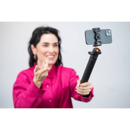 Newell M-Pod - 2w1, mini statyw i selfie stick (uchwyt do smartfona, 35-140cm, udźwig 1,5kg) - przykład użycia