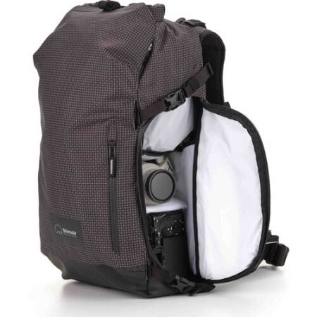 Shimoda Sidecountry 28 Starter Kit (Black/White) - zestaw, plecak fotograficzny 28L + średnia torba na sprzęt (520-351) - przykład użycia