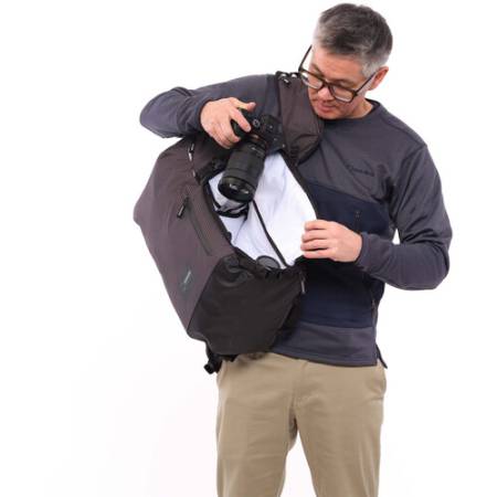 Shimoda Sidecountry 28 Starter Kit (Black/White) - zestaw, plecak fotograficzny 28L + średnia torba na sprzęt (520-351) - przykład użyciaShimoda Sidecountry 28 Starter Kit (Black/White) - zestaw, plecak fotograficzny 28L + średnia torba na sprzęt (520-351