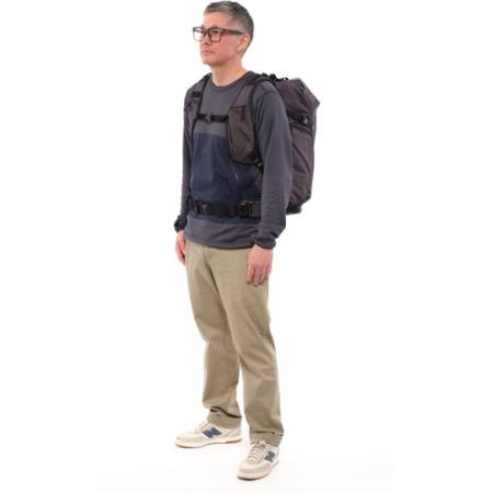 Shimoda Sidecountry 28 Starter Kit (Black/White) - zestaw, plecak fotograficzny 28L + średnia torba na sprzęt (520-351) - przykład użycia