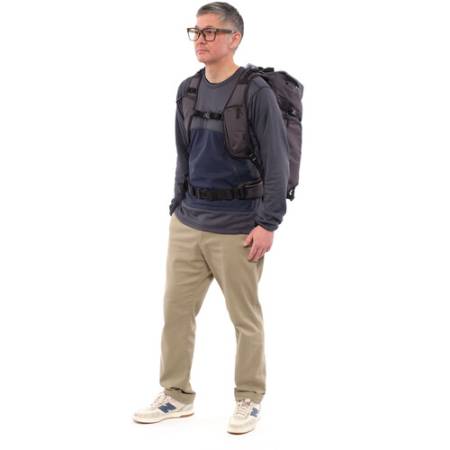 Shimoda Sidecountry 32 Starter Kit (Black/White) - zestaw, plecak fotograficzny 32L + średnia torba na sprzęt (520-355) - przykład użycia