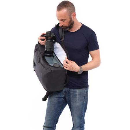 Shimoda Side Street 22 Starter Kit (Anthracite) - zestaw, plecak fotograficzny 22L + średnia torba na sprzęt (520-380) - przykład użycia