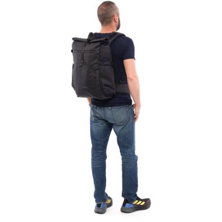 Shimoda Side Street 22 Starter Kit (Anthracite) - zestaw, plecak fotograficzny 22L + średnia torba na sprzęt (520-380) - przykład użycia