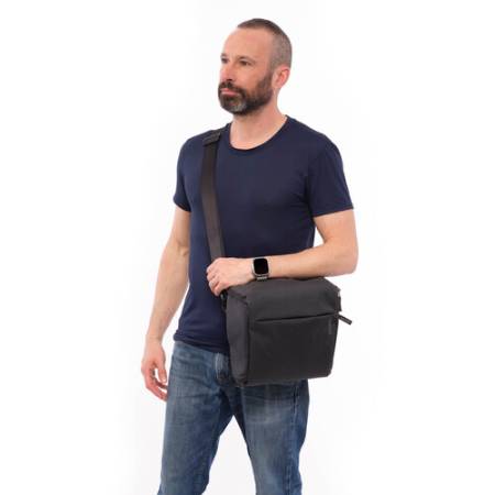 Shimoda Side Street 22 Starter Kit (Anthracite) - zestaw, plecak fotograficzny 22L + średnia torba na sprzęt (520-380) - przykład użycia