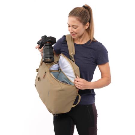Shimoda Side Street 22 Starter Kit (Boa) - zestaw, plecak fotograficzny 22L + średnia torba na sprzęt (520-381) - przykład użycia