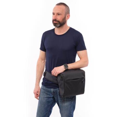 Shimoda Side Street 28 Starter Kit (Anthracite) - zestaw, plecak fotograficzny 28L + średnia torba na sprzęt (520-382) - przykład użycia