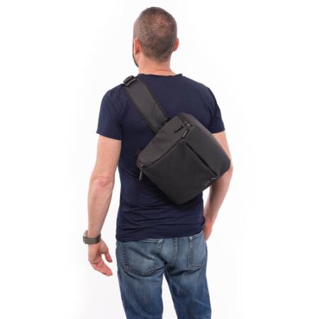 Shimoda Side Street 28 Starter Kit (Anthracite) - zestaw, plecak fotograficzny 28L + średnia torba na sprzęt (520-382) - przykład użycia