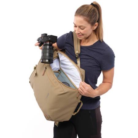 Shimoda Side Street 28 Starter Kit (Boa) - zestaw, plecak fotograficzny 28L + średnia torba na sprzęt (520-383) - przykład użycia