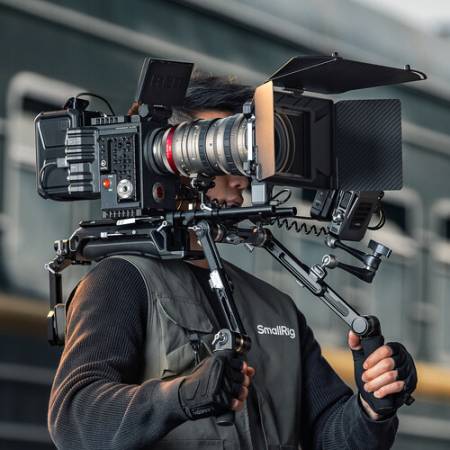 Smallrig 5199 SR009 - stabilizator, profesjonalny rig naramienny z bazą i podkładką (HawkLock, typu VCT-14, udźwig 20kg) - przykład użycia