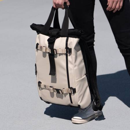 Wandrd ASPM-TN-2 - regulowane paski do troczenia akcesoriów (2 sztuki, 13-50.8cm, beżowe) - przykład użycia
