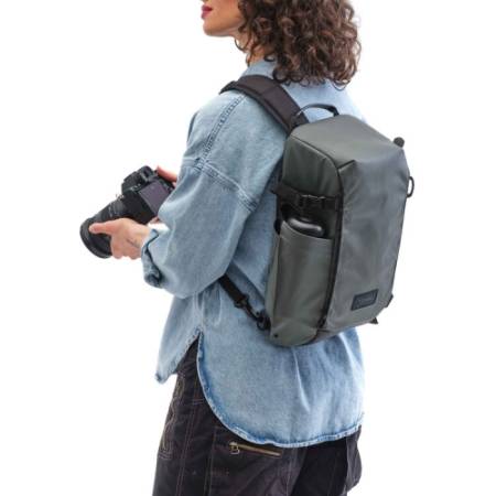 Tenba Solstice V2 12L - torba typu sling, na ramię - przykład użycia