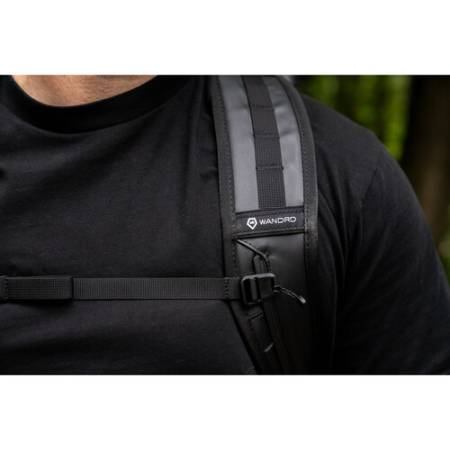 Wandrd Carryall Duffel - podwójny pasek do plecaka/torby - przykład użycia
