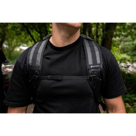 Wandrd Carryall Duffel - podwójny pasek do plecaka/torby - przykład użycia