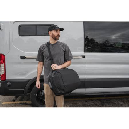 Wandrd Carryall Duffel - pasek do torby na ramię/szyję - przykład użycia