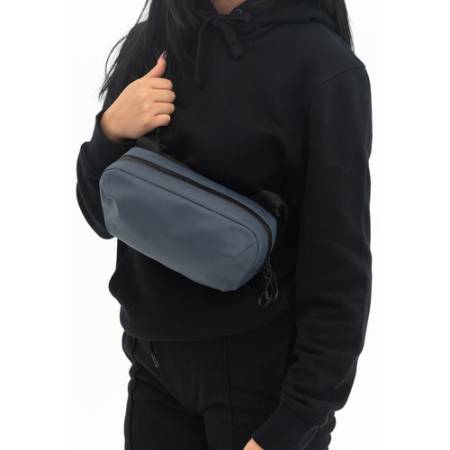 Wandrd D1 Fanny Pack - torba fotograficzna typu sling (2L, na ramię/naramienna, crossbody, niebieska) - przykład użycia