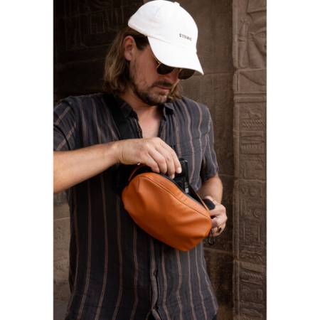 Wandrd D1 Fanny Pack - torba fotograficzna typu sling (2L, na ramię/naramienna, crossbody, pomarańczowa) - przykład użycia