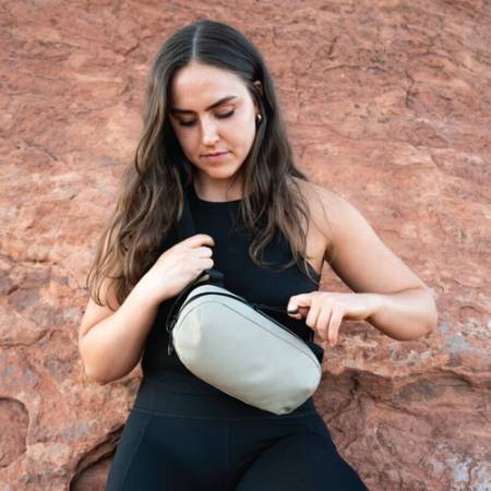 Wandrd D1 Fanny Pack - torba fotograficzna typu sling (2L, na ramię/naramienna, crossbody, beżowa) - przykład użycia