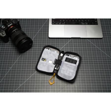 Wandrd Memory Card Case - etui na karty pamięci (8x slot SD, 2x slot SSD, żółte) - przykład użycia