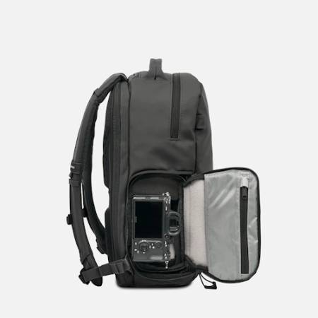 Wandrd Prvke 21 Zip - plecak fotograficzny typu Zip, 21L, czarny - przykład użycia