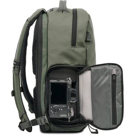 Wandrd Prvke 21 Zip Photo Bundle - plecak fotograficzny typu Zip 21L + akcesoria, zielony - przykład użycia