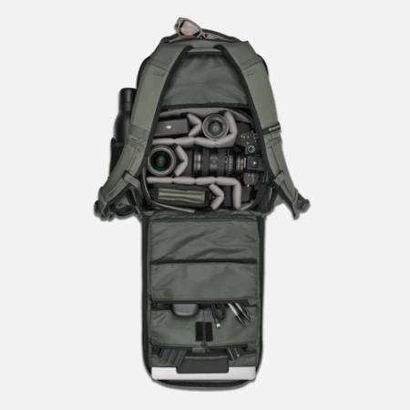 Wandrd Prvke 21 Zip Photo Bundle - plecak fotograficzny typu Zip 21L + akcesoria, zielony - przykład użycia