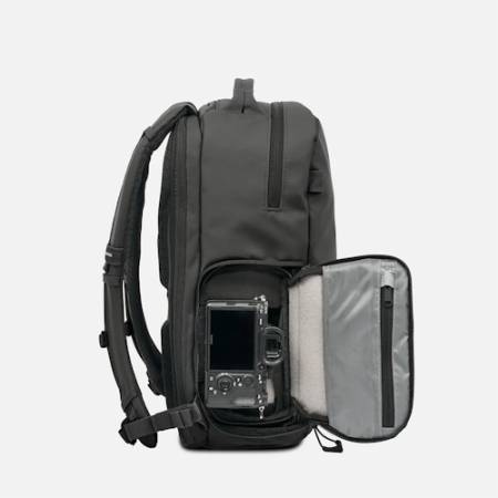 Wandrd Prvke 31 Zip - plecak fotograficzny typu Zip, 31L, czarny - przykład użycia