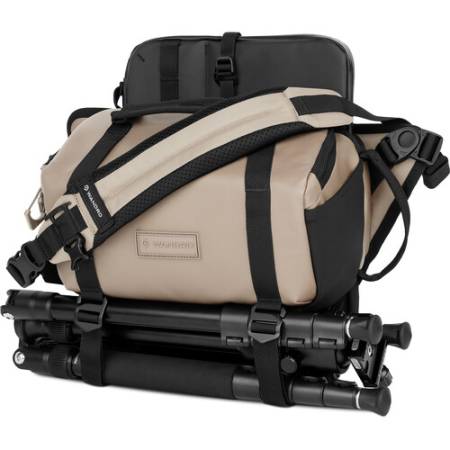 Wandrd Rogue Sling Bag 6L - torba fotograficzna typu sling (na ramię/naramienna, beżowa), SLG6-YT-2 - przykład użycia