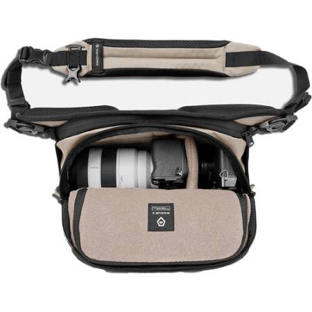 Wandrd Rogue Sling Bag 6L - torba fotograficzna typu sling (na ramię/naramienna, beżowa), SLG6-YT-2 - przykład użycia