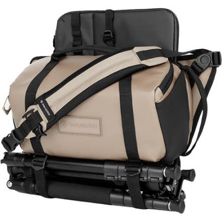 Wandrd Rogue Sling Bag 9L - torba fotograficzna typu sling (na ramię/naramienna, beżowa), SLG9-YT-2 - przykład użycia
