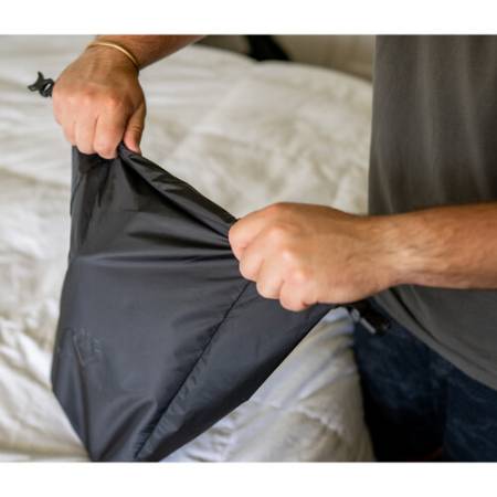 Wandrd Shoe Pouch - worek, pokrowiec na buty - przykład użycia