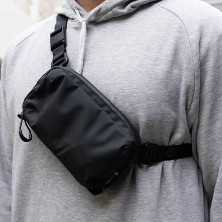 Wandrd Carry Strap - pasek transportowy do noszenia toreb (10-113cm, czarny) - przykład użycia