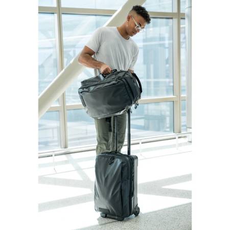 Wandrd Transit Carry-On Roller - torba fotograficzna, podróżna walizka na kółkach (40L, czarna) - przykład użycia
