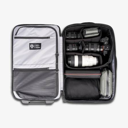 Wandrd Transit Carry-On Roller Photo Bundle - podróżna walizka fotograficzna + akcesoria, 40L, czarna - przykład użycia