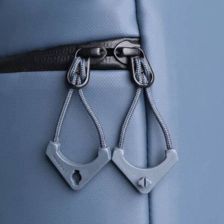 Wandrd Worryless Locking Zipper Pullers - uchwyty / przywieszki do zamków błyskawicznych, 6 sztuk (niebieskie) - przykład użycia
