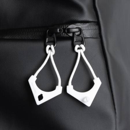 Wandrd Worryless Locking Zipper Pullers - uchwyty / przywieszki do zamków błyskawicznych, 6 sztuk (białe) - przykład użycia