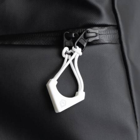 Wandrd Worryless Locking Zipper Pullers - uchwyty / przywieszki do zamków błyskawicznych, 6 sztuk (białe) - przykład użycia