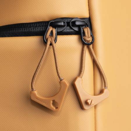 Wandrd Worryless Locking Zipper Pullers - uchwyty / przywieszki do zamków błyskawicznych, 6 sztuk (żółte) - przykład użycia