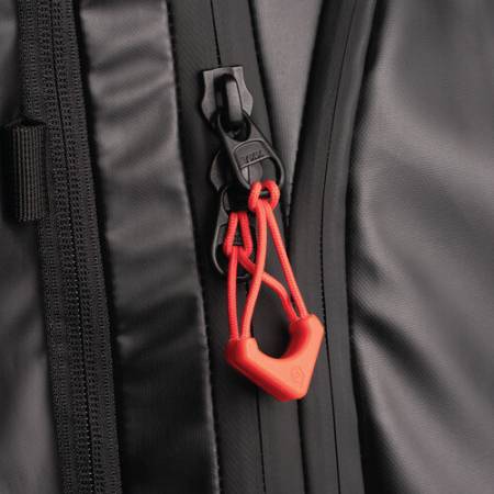 Wandrd Worryless Locking Zipper Pullers - uchwyty / przywieszki do zamków błyskawicznych, 6 sztuk (czerwone) - przykład użycia