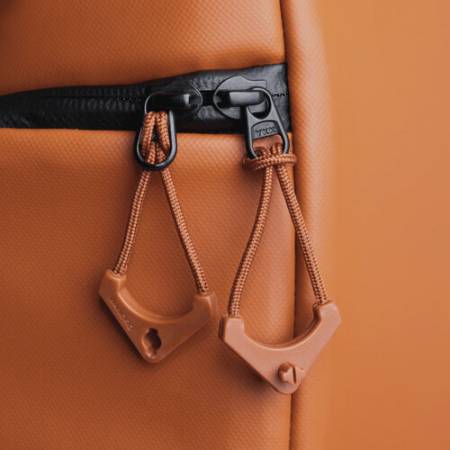 Wandrd Worryless Locking Zipper Pullers - uchwyty / przywieszki do zamków błyskawicznych, 6 sztuk (pomarańczowe) - przykład użycia