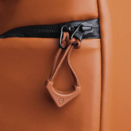 Wandrd Worryless Locking Zipper Pullers - uchwyty / przywieszki do zamków błyskawicznych, 6 sztuk (pomarańczowe) - przykład użycia