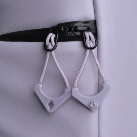 Wandrd Worryless Locking Zipper Pullers - uchwyty / przywieszki do zamków błyskawicznych, 6 sztuk (fioletowe) - przykład użycia