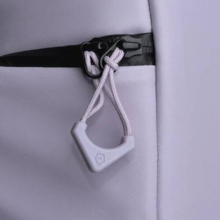 Wandrd Worryless Locking Zipper Pullers - uchwyty / przywieszki do zamków błyskawicznych, 6 sztuk (fioletowe) - przykład użycia