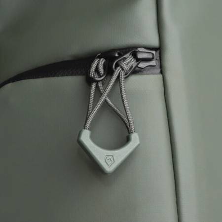 Wandrd Worryless Locking Zipper Pullers - uchwyty / przywieszki do zamków błyskawicznych, 6 sztuk (zielone) - przykład użycia