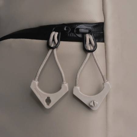 Wandrd Worryless Locking Zipper Pullers - uchwyty / przywieszki do zamków błyskawicznych, 6 sztuk (beżowe) - przykład użycia