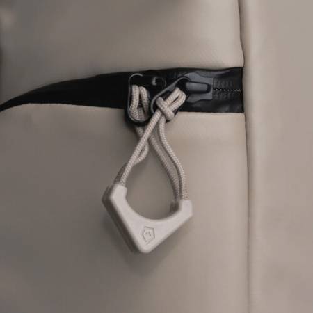Wandrd Worryless Locking Zipper Pullers - uchwyty / przywieszki do zamków błyskawicznych, 6 sztuk (beżowe) - przykład użycia